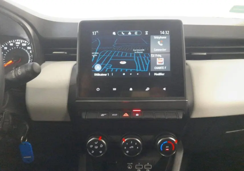 Vue intérieure centrée sur l’écran tactile du tableau de bord de la Renault Clio gris clair V TCe 90 Evolution 2023.