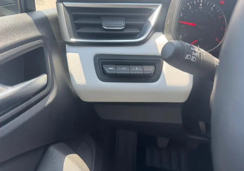 Vue intérieure côté gauche du tableau de bord gris clair de la Renault Clio V TCe 90 Evolution avec commandes d’assistance et commodo.