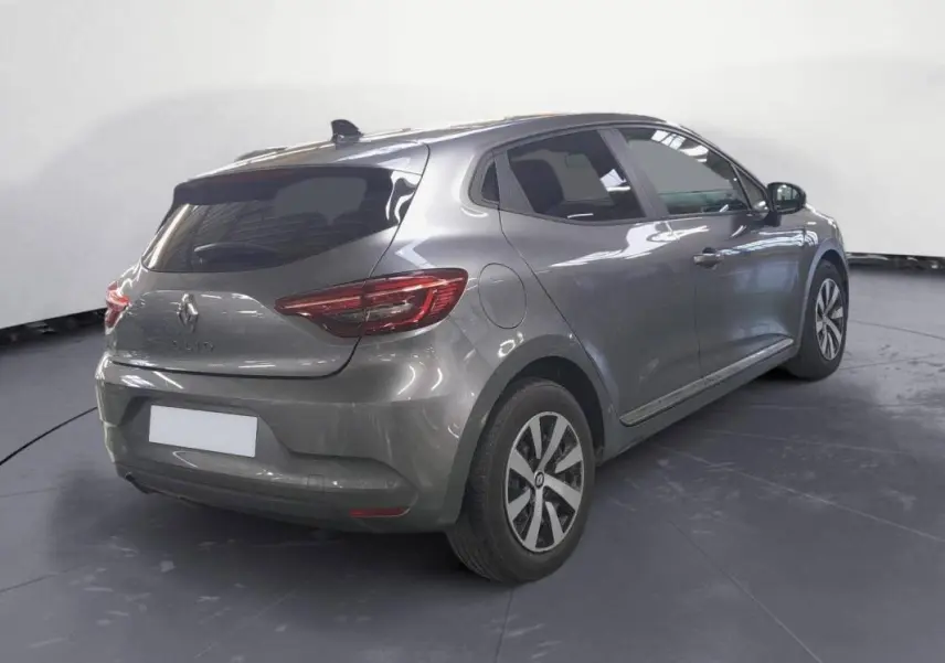 Renault Clio V TCe 90 Evolution gris clair vue 3/4 arrière droit avec jantes alliage 16 pouces et roue de secours.