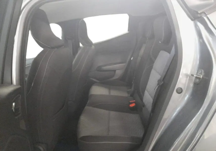 Vue intérieure côté droit des sièges arrière tissu gris et noir de la Renault Clio V TCe 90 Evolution 2023 gris clair.