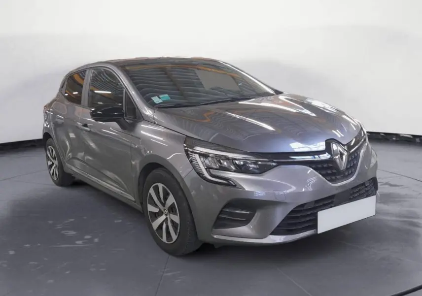 Vue 3/4 avant gauche d'une Renault Clio V TCe 90 Evolution gris clair avec jantes alliage 16 pouces dans un studio.