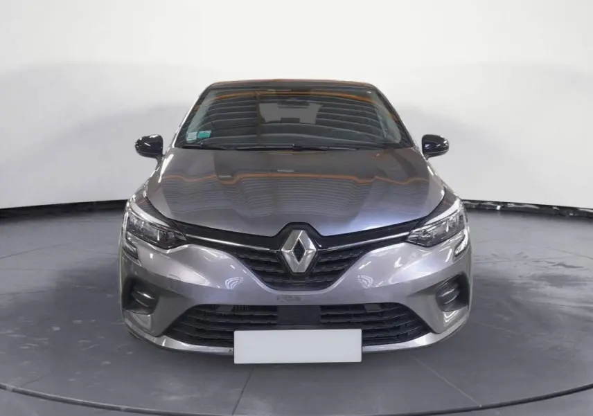 Vue avant d'une Renault Clio gris clair 2023, avec calandre noire et phares LED distinctifs.