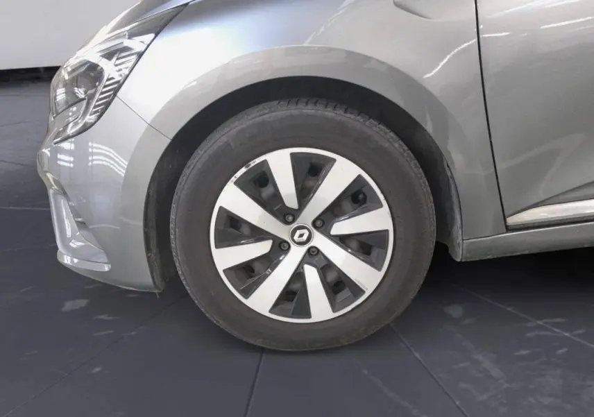 Vue de profil avant gauche sur la roue et l'aile d'une Renault Clio gris clair 2023 avec jantes alliage 16 pouces.