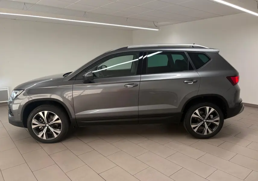 Profil droit du SEAT Ateca 2.0 TDI 150 DSG7 COPA en gris graphite métallisé avec jantes alliage 18'' usinées.