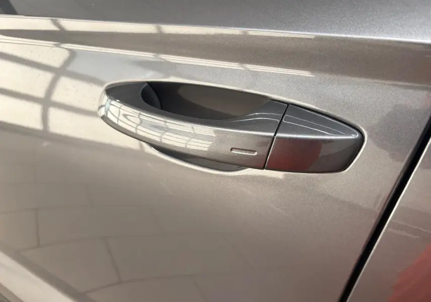 Poignée de porte côté gauche du SEAT Ateca 2025 gris graphite avec finition métallisée brillante.