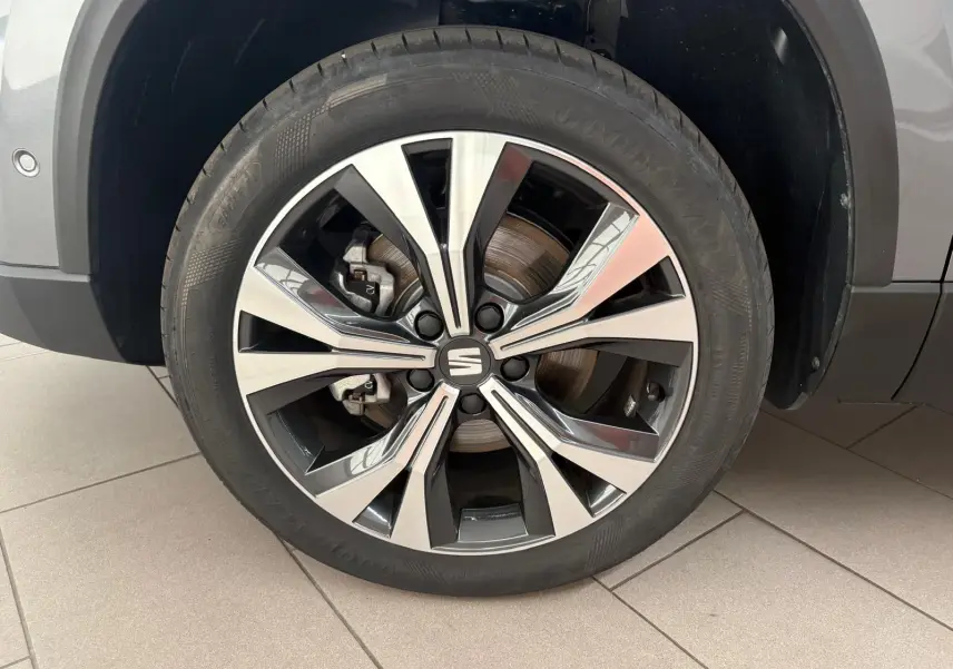 Gros plan sur la jante alliage 18'' usinée du SEAT Ateca gris graphite, avec pneu Goodyear visible.