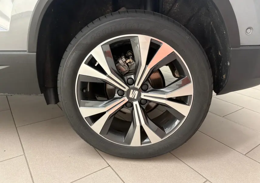 Gros plan sur la jante alliage 18'' usinée du côté gauche d’un SEAT Ateca Gris Graphite 2025.