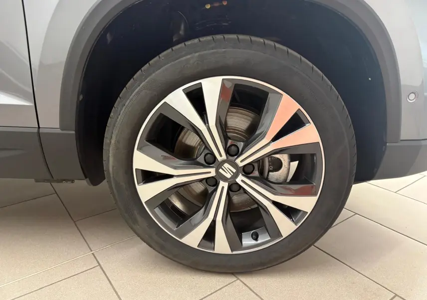 Gros plan sur la jante alliage 18'' usinée du côté avant droit du SEAT Ateca gris graphite 2025.