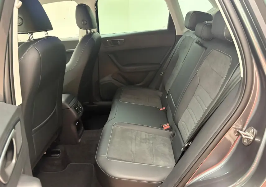 Vue intérieure côté arrière droit du SEAT Ateca gris graphite, montrant les sièges arrière en cuir et alcantara.