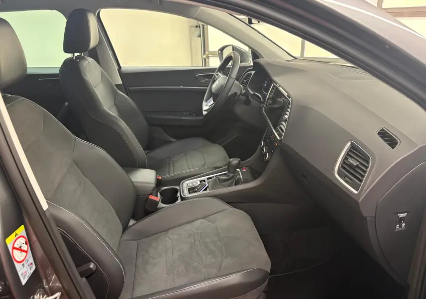 Vue intérieure côté conducteur du SEAT Ateca 2.0 TDI 150 DSG7 COPA avec sellerie noire et tableau de bord moderne.