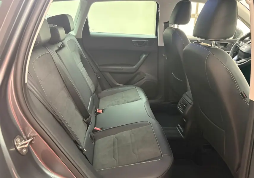 Vue intérieure côté gauche des sièges arrière en cuir et alcantara gris du SEAT Ateca 2025 Gris Graphite.