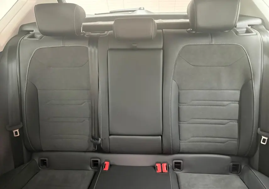 Vue intérieure sur les sièges arrière en cuir noir avec surpiqûres blanches du SEAT Ateca 2025.