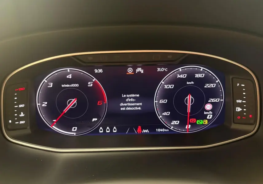 Tableau de bord numérique du SEAT Ateca 2.0 TDI 150 DSG7 affichant compte-tours, vitesse et message d’info désactivée.
