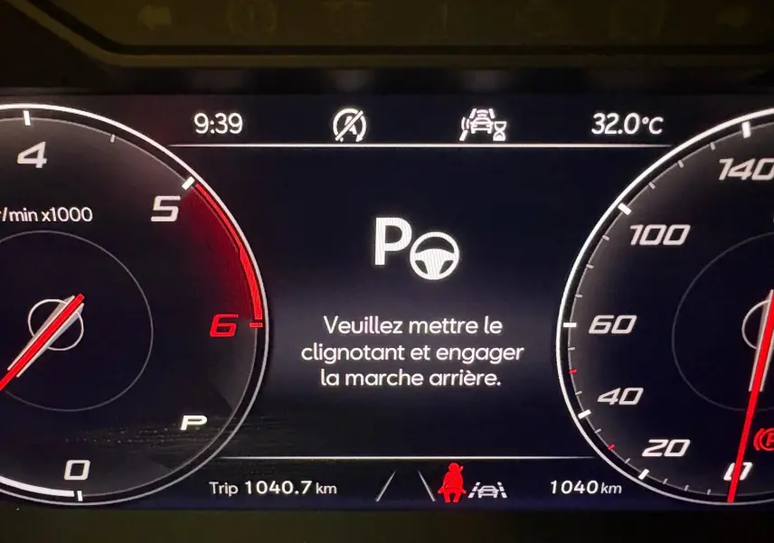 Tableau de bord numérique du SEAT Ateca gris graphite, affichant une consigne de marche arrière et température à 32°C.