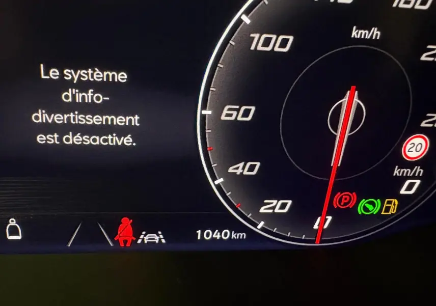 Tableau de bord du SEAT Ateca 2025 montrant le compteur de vitesse et un message indiquant que le système d'info-divertissement est désactivé.