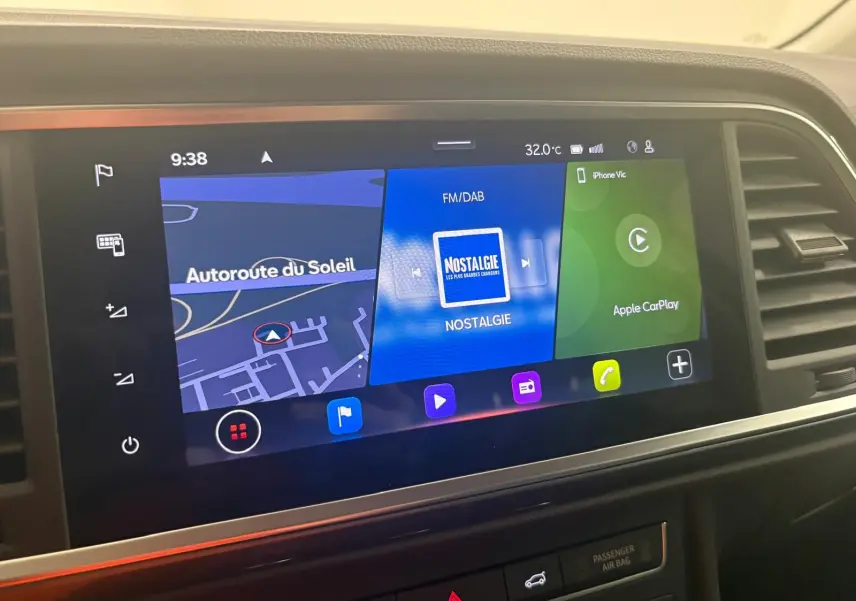 Écran tactile central du tableau de bord du SEAT Ateca 2025 affichant navigation, radio et Apple CarPlay.