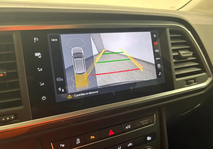 Écran central du tableau de bord du SEAT Ateca montrant la caméra de recul avec guidage de trajectoire coloré.