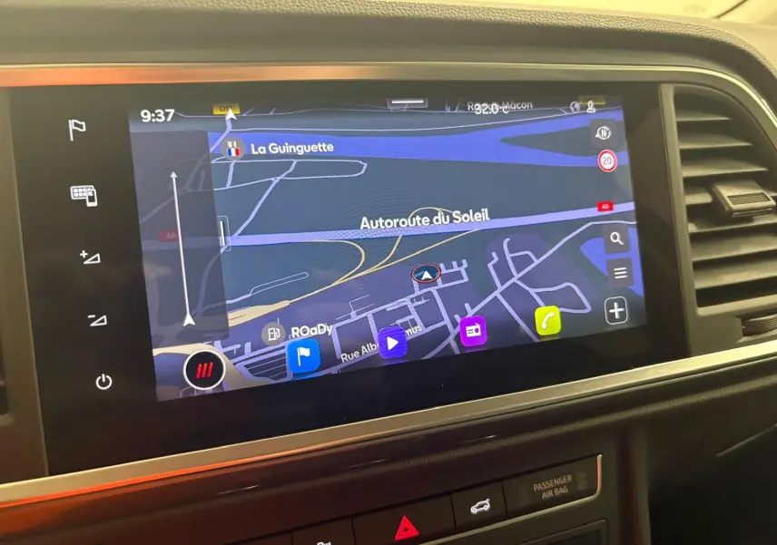Écran tactile central du SEAT Ateca 2025 affichant la navigation avec cadre intérieur noir et bande lumineuse orange.