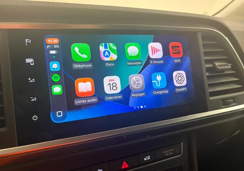 Vue rapprochée de l’écran tactile central du tableau de bord du SEAT Ateca 2025, affichant les applications connectées.