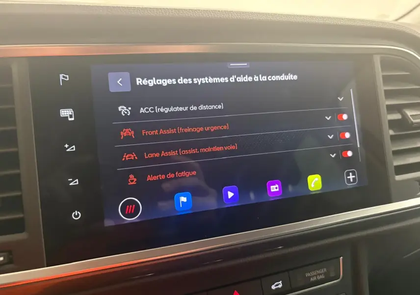 Écran tactile intérieur du SEAT Ateca 2025 montrant les réglages d’aide à la conduite avec interface moderne et claire.
