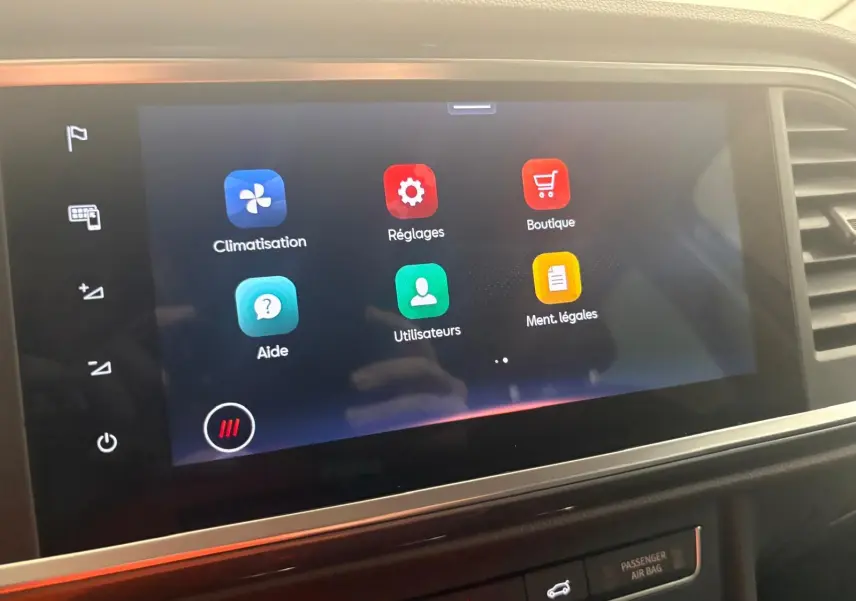 Écran tactile central du SEAT Ateca 2.0 TDI 150 DSG7 COPA affichant les menus climatisation, réglages et boutique.