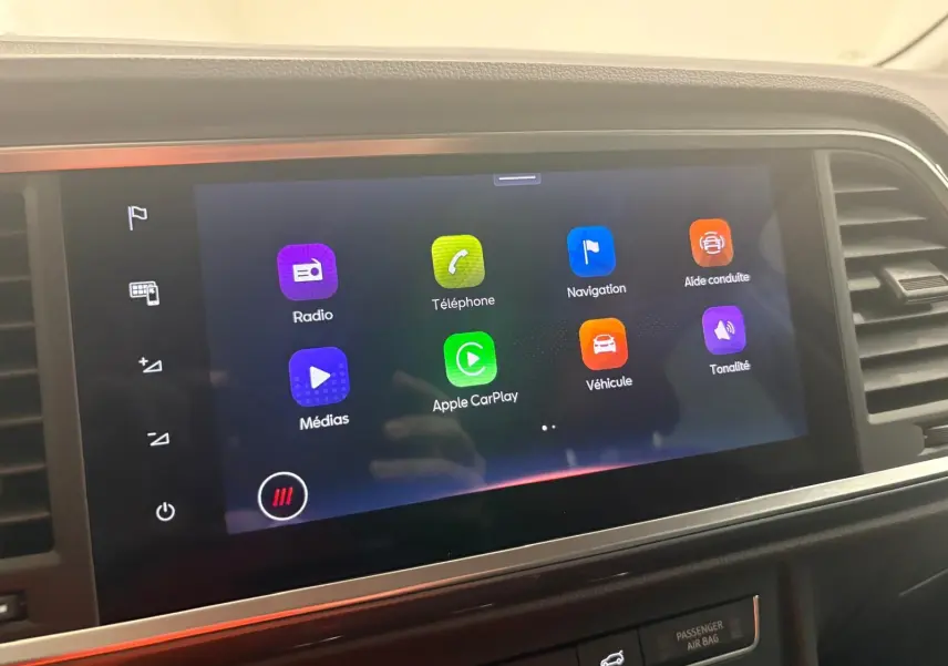 Écran tactile central du tableau de bord du SEAT Ateca 2025 affichant les applications multimédias et de navigation.
