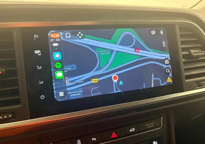 Vue rapprochée de l’écran tactile du tableau de bord du SEAT Ateca 2.0 TDI 150 DSG7 COPA affichant la navigation GPS.