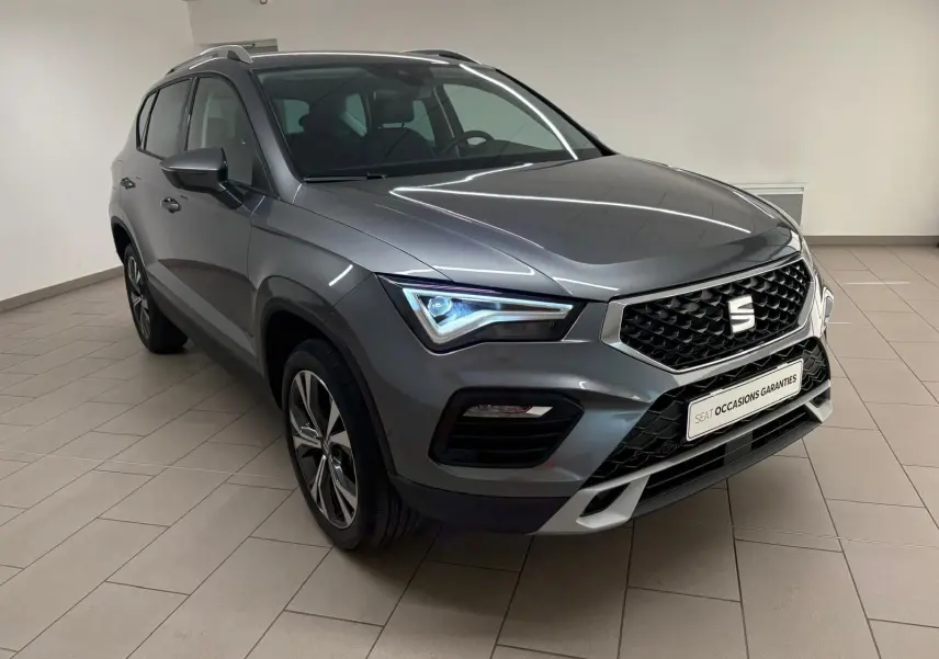 SEAT Ateca 2025 gris graphite en vue 3/4 avant, avec jantes alliage 18'' et calandre noire distinctive.