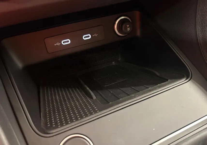 Gros plan sur la console centrale du SEAT Ateca 2025, montrant les ports USB-C et une prise 12V, finition noire.