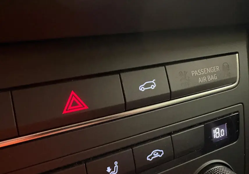 Boutons de commande du tableau de bord de la SEAT Ateca 2.0 TDI 150 DSG7 COPA, avec icône hayon et alerte.