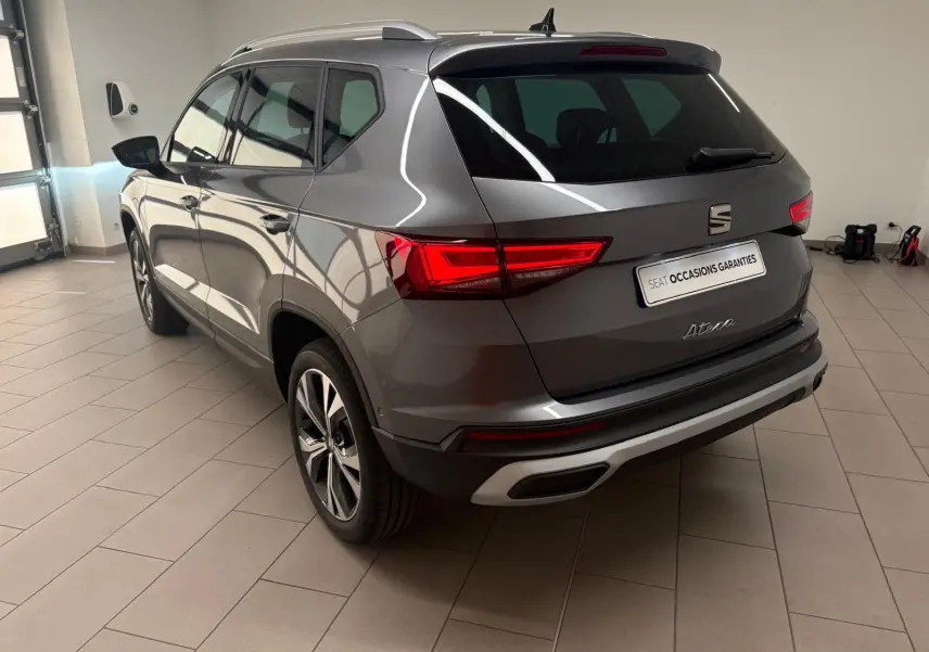 Vue 3/4 arrière droit du SEAT Ateca 2.0 TDI 150 DSG7 Copa gris graphite avec jantes alliage 18'' et hayon électrique.