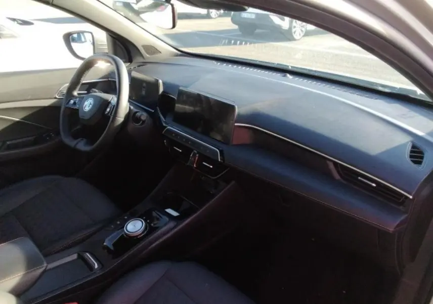 Vue intérieure côté conducteur du tableau de bord noir et écran tactile du MG3 1.5 Hybrid+ 195 Luxury 2025.