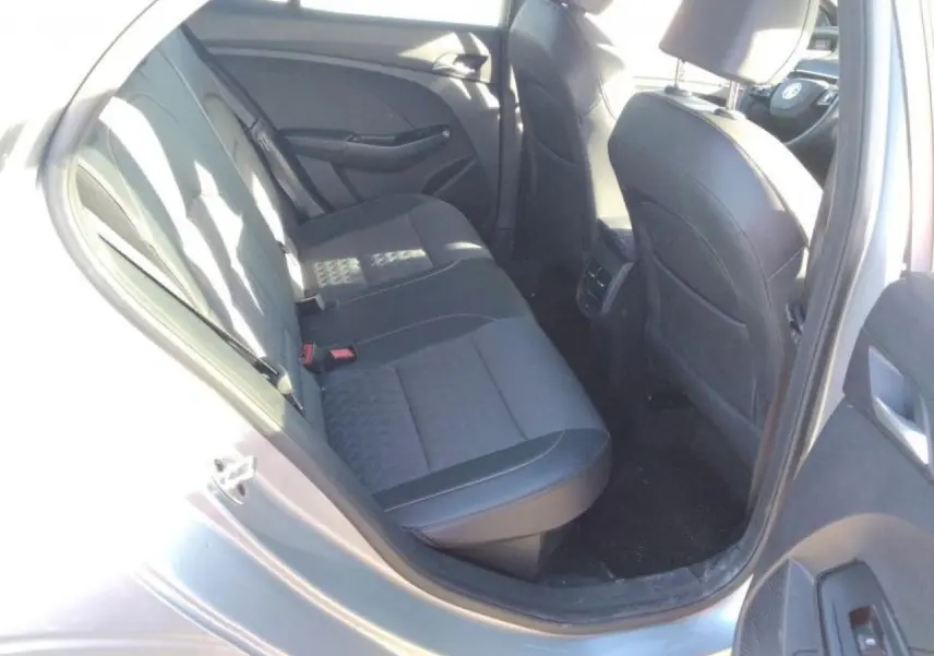 Vue intérieure arrière côté gauche du MG3 1.5 Hybrid+ 195 Luxury en argent Cosmic, sièges tissu/similicuir noirs.