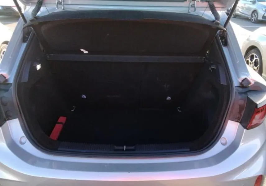 Coffre ouvert vu de l'arrière d'une MG3 1.5 Hybrid+ 195 Luxury argent Cosmic, montrant l'espace de chargement vide.