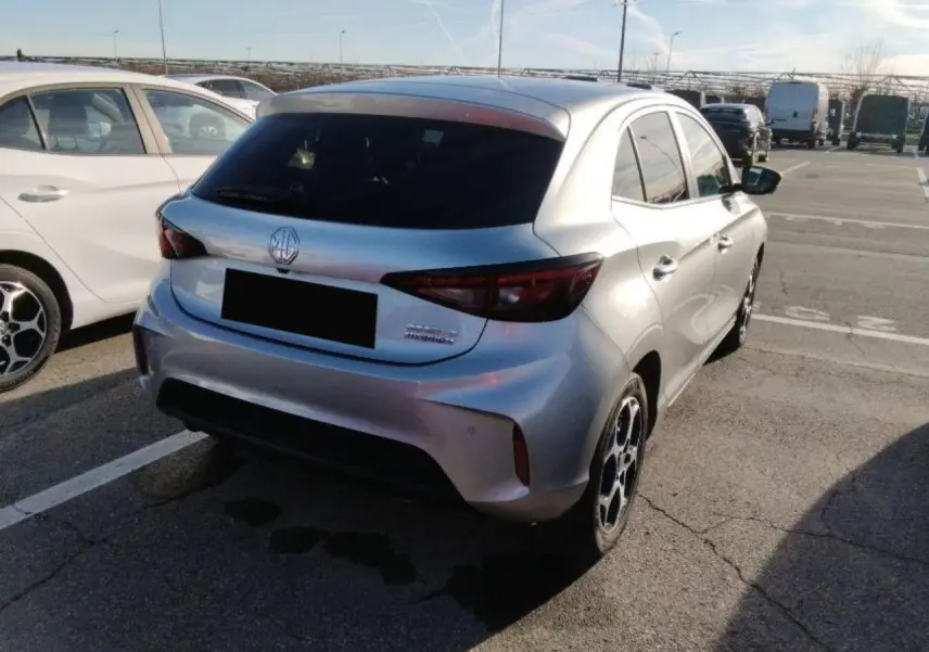 Vue 3/4 arrière droite d'une MG3 1.5 Hybrid+ 195 Luxury argent Cosmic avec vitres teintées et jantes alliage.
