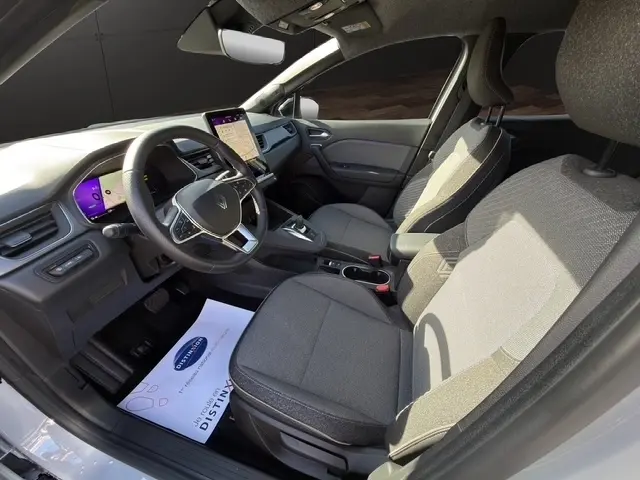 Vue intérieure côté conducteur de la Renault Symbioz 2025, sièges gris, tableau de bord avec écran tactile central.