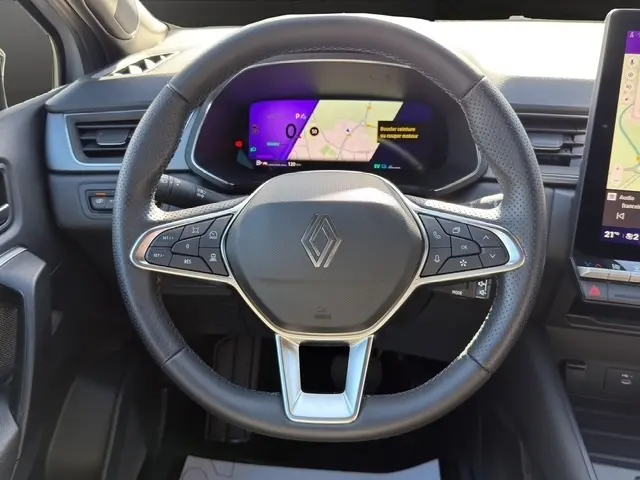 Vue rapprochée du volant cuir synthétique du Renault Symbioz gris clair 2025 avec combiné numérique et écran tactile central.