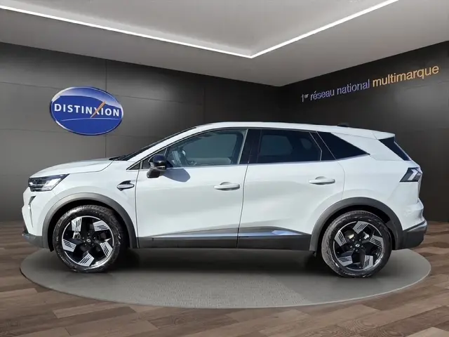 Profil côté droit du Renault SYMBIOZ gris clair 2025 en hybride, avec jantes noires et détails noirs contrastants.