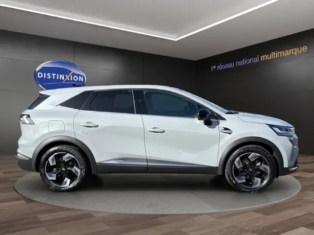 Vue latérale droite du Renault Symbioz gris clair, soulignant ses jantes noires et son design moderne SUV.