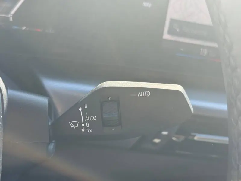 Gros plan sur la commande des essuie-glaces d’un BMW X2 2025 en Skyscraper Grey, avec réglage automatique visible.