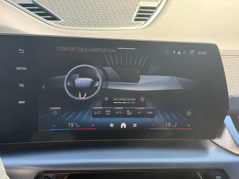 Écran tactile central du BMW X2 2025 affichant les réglages de climatisation à 19°C, avec tableau de bord en Alcantara gris.