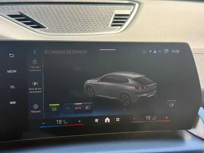 Affichage écran tactile intérieur montrant un BMW X2 sDrive20dA gris Skyscraper en vue 3/4 arrière avec éclairage extérieur activé.