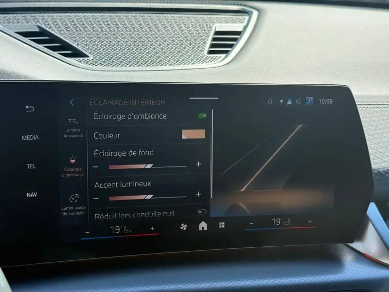 Écran tactile intérieur du BMW X2 2025 montrant les réglages d’éclairage d’ambiance avec interface moderne et détails en gris.