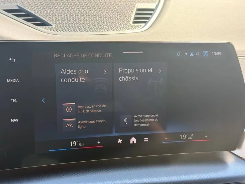 Écran tactile intérieur du BMW X2 2025 affichant les réglages d’aides à la conduite, avec tableau de bord en Alcantara noir.