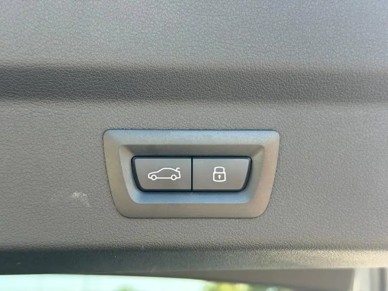 Gros plan sur les boutons d'ouverture et de verrouillage du coffre du BMW X2 Skyscraper Grey 2025.
