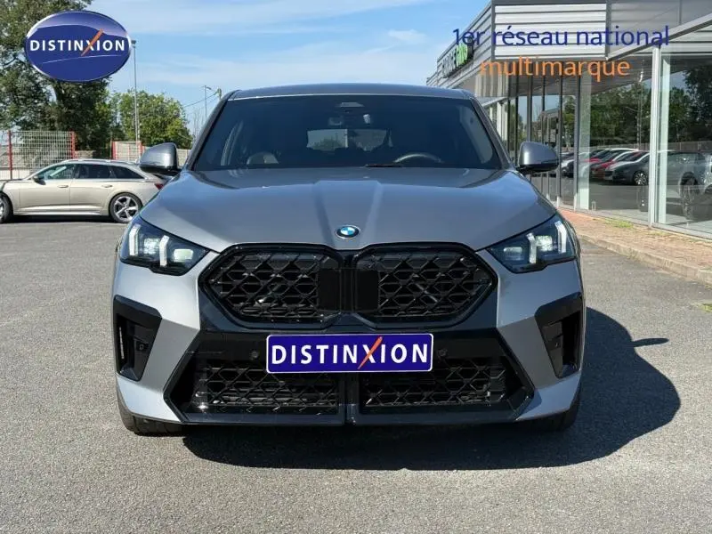 Vue frontale d'un BMW X2 sDrive20dA 163ch M Sport 2025 en Skyscraper Grey métallisé avec calandre noire et phares LED.