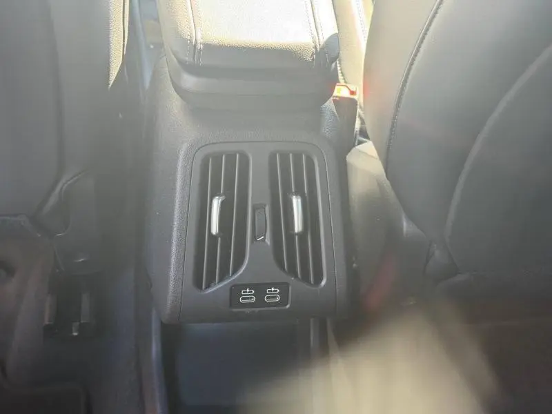 Vue rapprochée des aérateurs arrière et ports USB dans l'habitacle noir du BMW X2 sDrive20dA 2025 Skyscraper Grey.