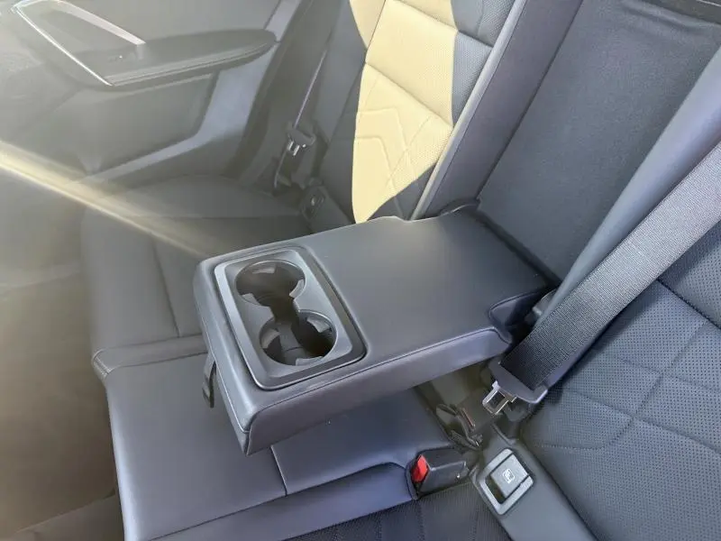 Détail de l'accoudoir central arrière avec porte-gobelets dans l'habitacle noir du BMW X2 Skyscraper Grey 2025.