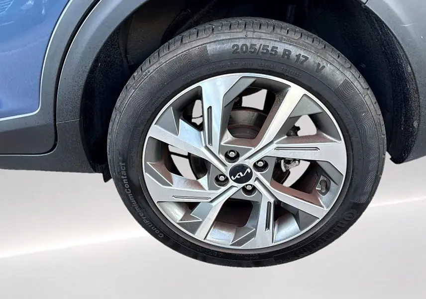 Gros plan sur la jante alu 17 pouces gris argent du KIA STONIC 2025, avec logo KIA au centre.