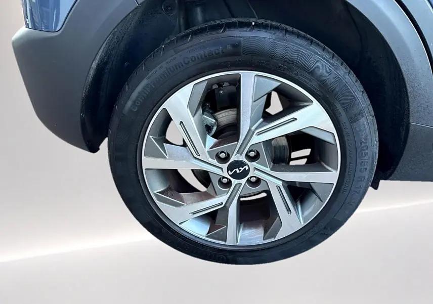 Gros plan sur la roue avant droite gris métallisé du KIA STONIC 1.0 t-gdi 100 GT Line avec jante alu design.
